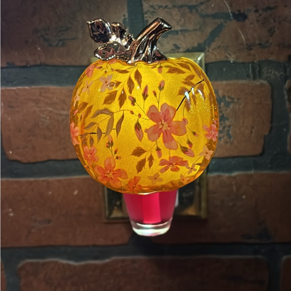 Floral Pumpkin Wall Plug-In